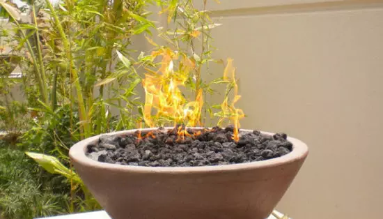 cuenco de fuego con rocas de lava