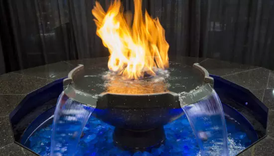 cuenco de fuego con agua que fluye debajo de él